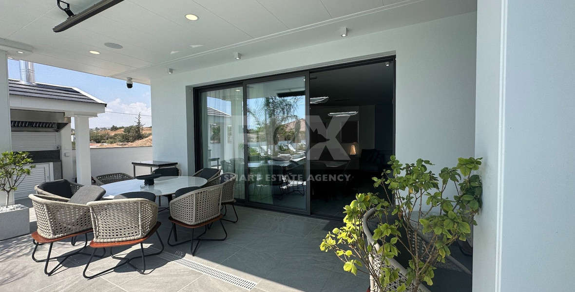 Luxury furnished four bedroom Detached Bungalow with landscaped gardens and large swimming pool for rent in Pareklissia