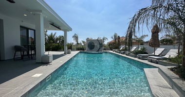 Luxury furnished four bedroom Detached Bungalow with landscaped gardens and large swimming pool for rent in Pareklissia
