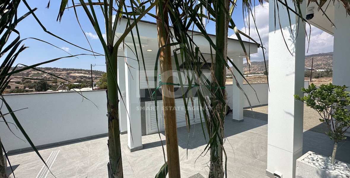 Luxury furnished four bedroom Detached Bungalow with landscaped gardens and large swimming pool for rent in Pareklissia