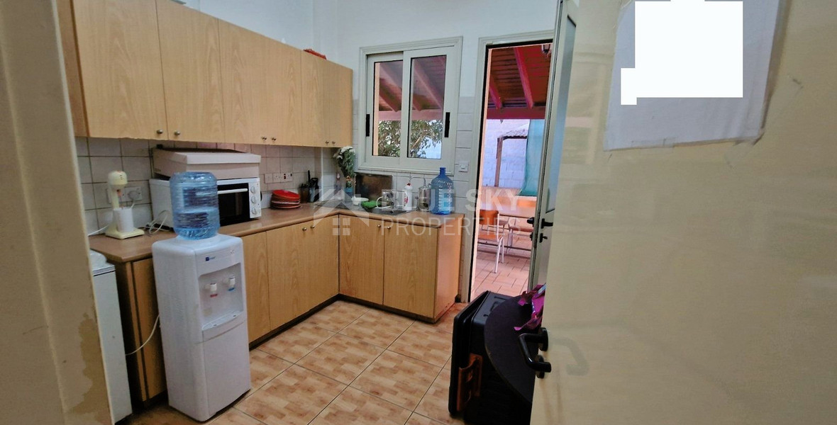 Building for rent in Omonoia area