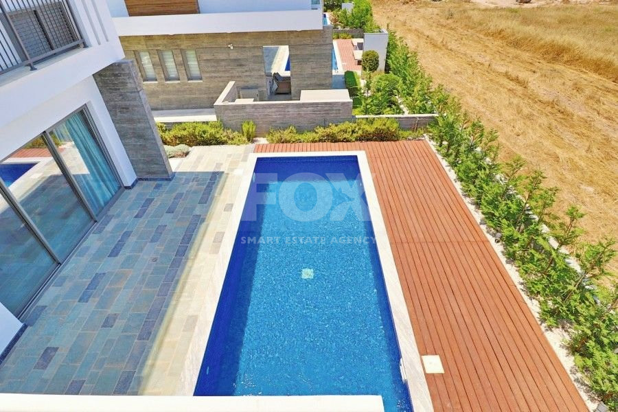 Three bedroom villa with roof terrace in Chloraka