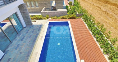 Three bedroom villa with roof terrace in Chloraka