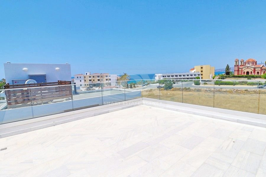 Three bedroom villa with roof terrace in Chloraka