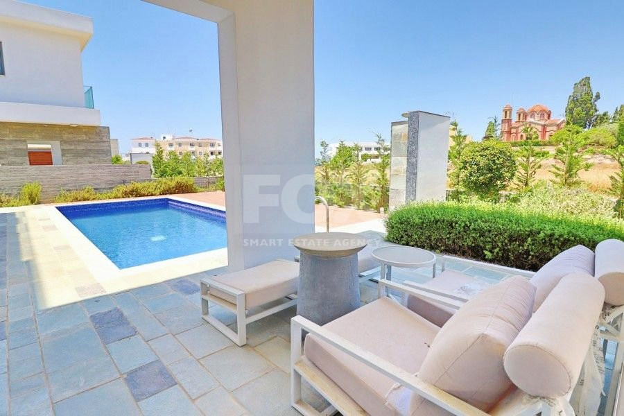 Three bedroom villa with roof terrace in Chloraka