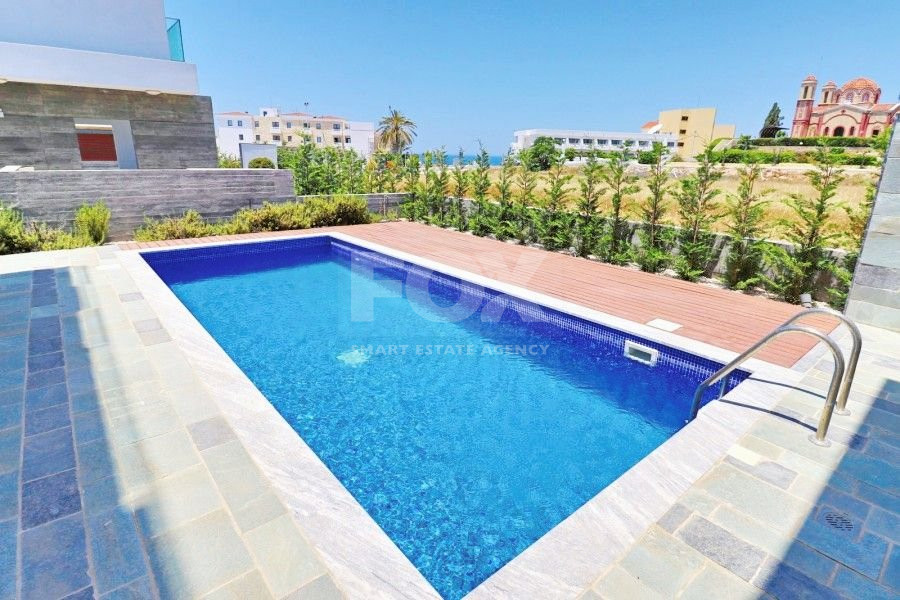 Three bedroom villa with roof terrace in Chloraka