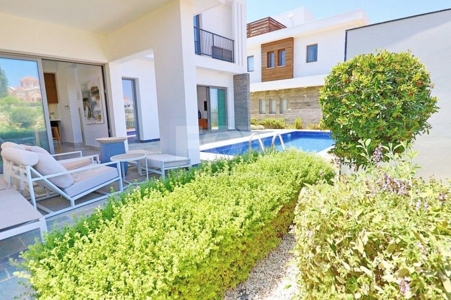 Three bedroom villa with roof terrace in Chloraka