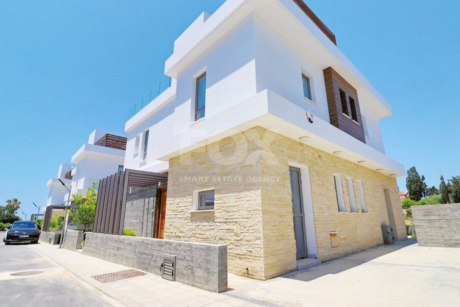 Three bedroom villa with roof terrace in Chloraka