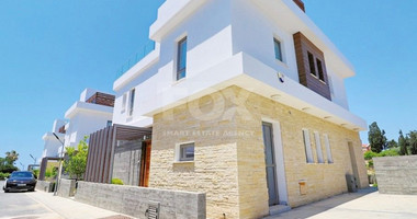 Three bedroom villa with roof terrace in Chloraka