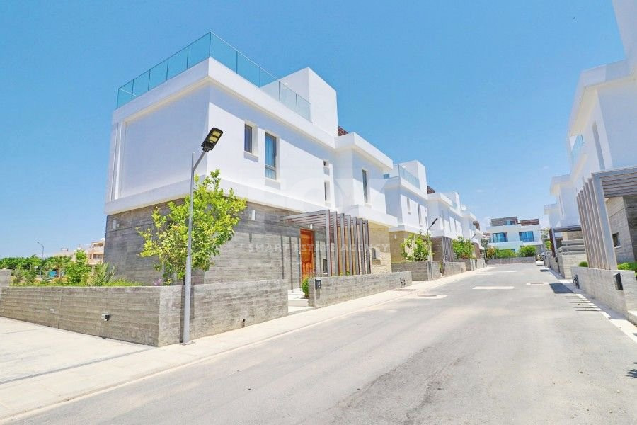 Three bedroom villa with roof terrace in Chloraka