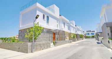 Three bedroom villa with roof terrace in Chloraka