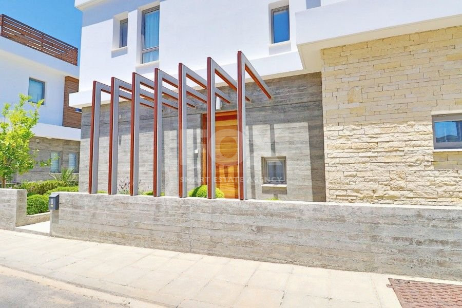 Three bedroom villa with roof terrace in Chloraka