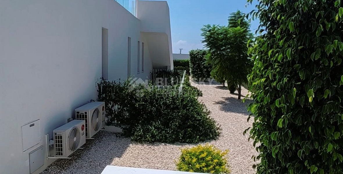 Three bedroom bungalow with roof terrace in Peyia