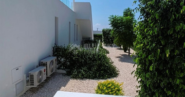 Three bedroom bungalow with roof terrace in Peyia