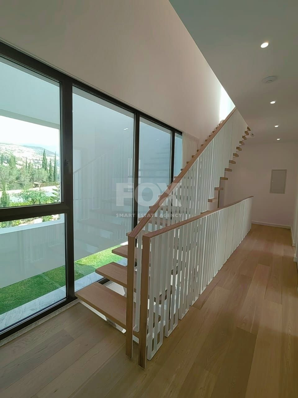 Five bedroom outstanding villa in Peyia