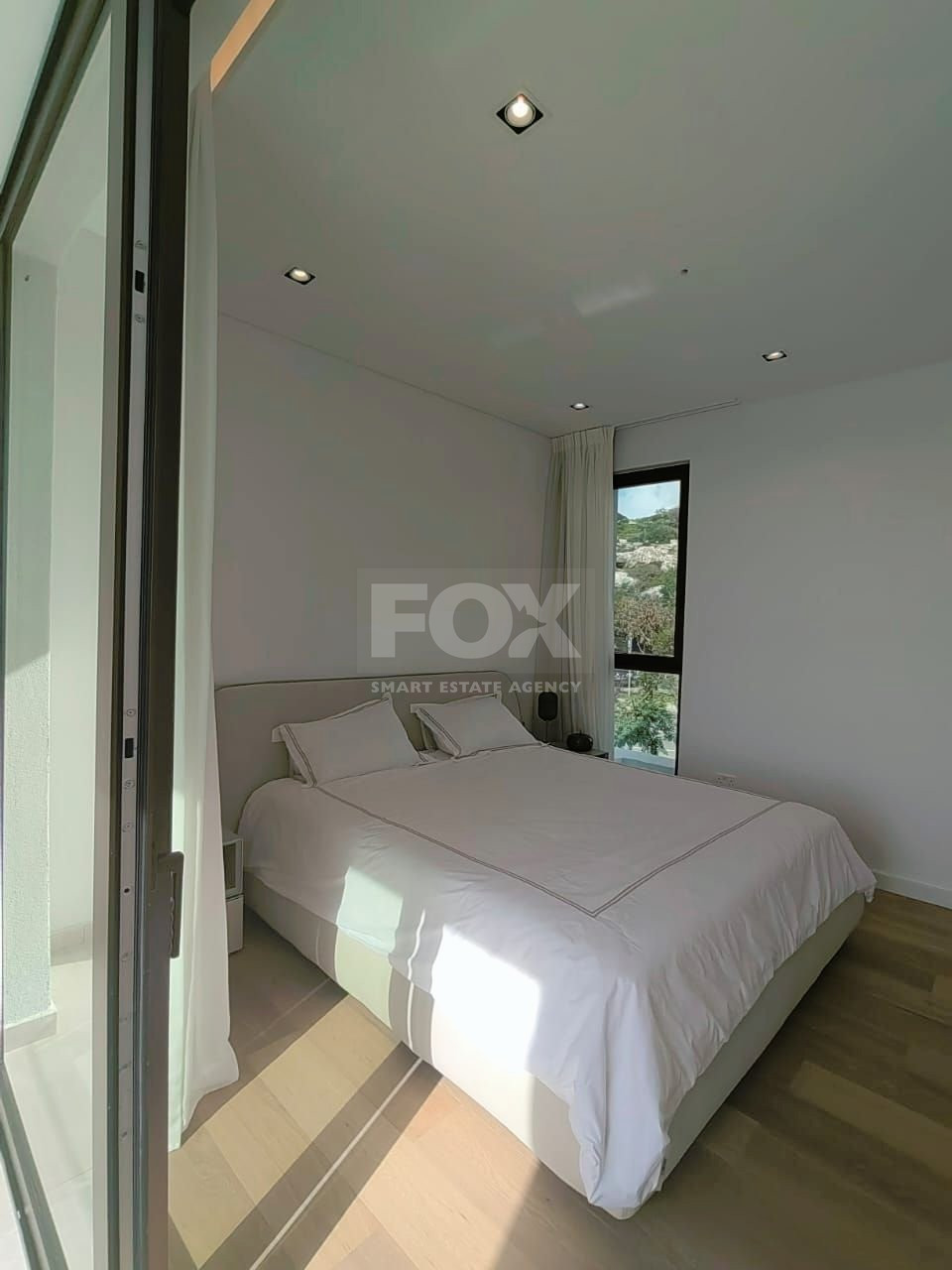 Five bedroom outstanding villa in Peyia