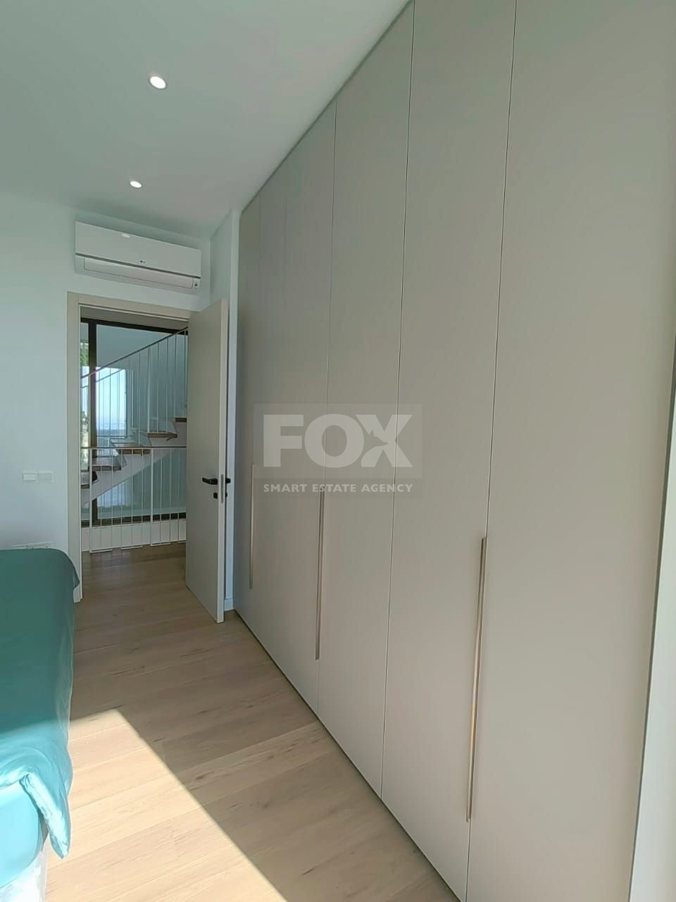 Five bedroom outstanding villa in Peyia