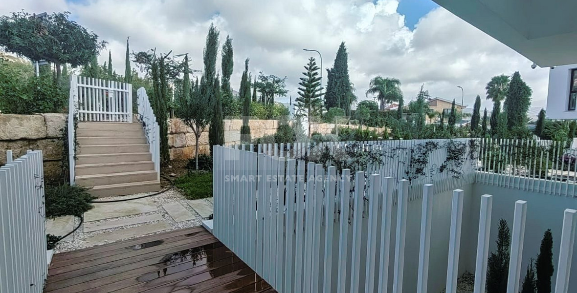 Five bedroom outstanding villa in Peyia