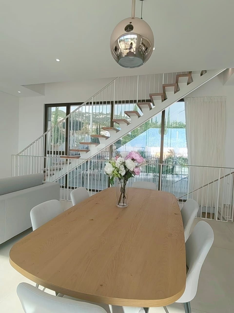 Five bedroom outstanding villa in Peyia