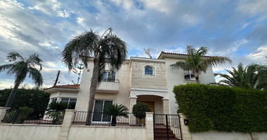 A BEAUTIFUL DETACHED 4 BEDROOM HOUSE IN EXCELLENT CONDITION AND CUL DE SAC.