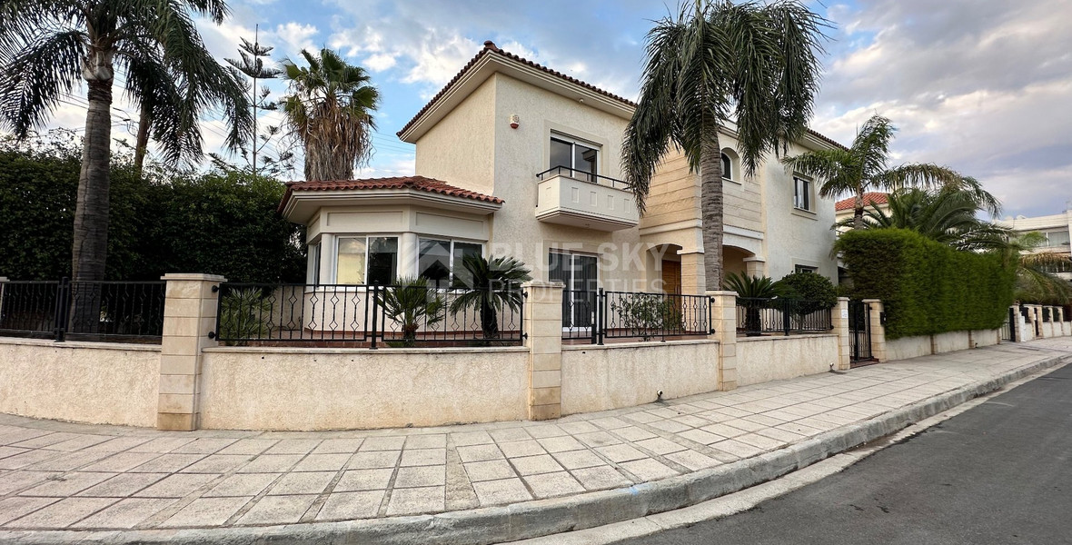 A BEAUTIFUL DETACHED 4 BEDROOM HOUSE IN EXCELLENT CONDITION AND CUL DE SAC.