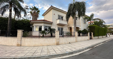 A BEAUTIFUL DETACHED 4 BEDROOM HOUSE IN EXCELLENT CONDITION AND CUL DE SAC.