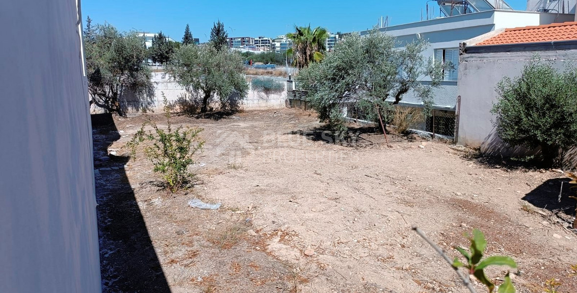 Large Residential Building Plot with House for Sale in Mesa Geitonia