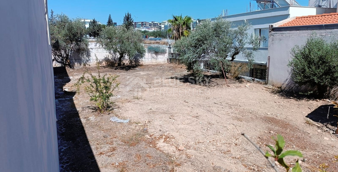 Large Residential Building Plot with House for Sale in Mesa Geitonia