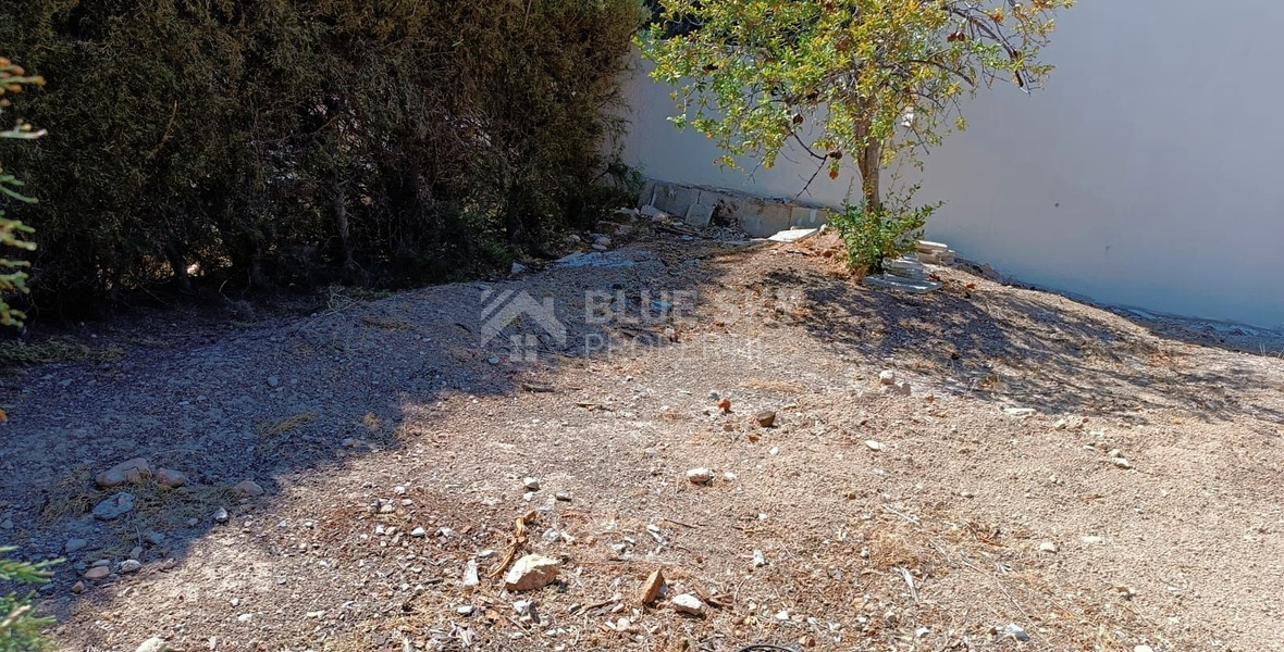 Large Residential Building Plot with House for Sale in Mesa Geitonia