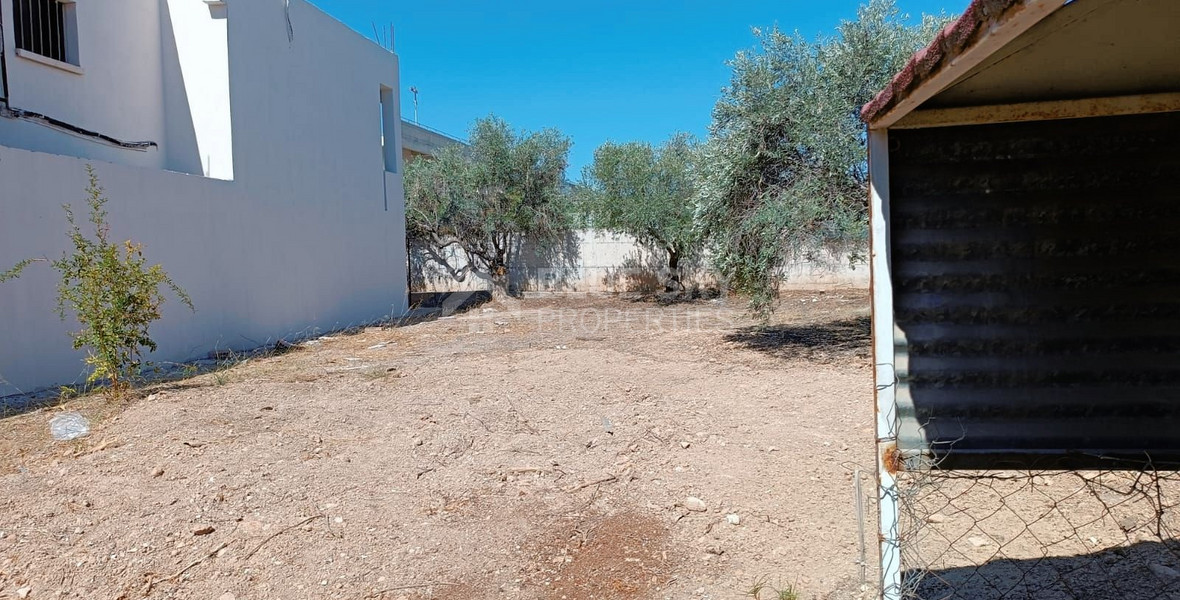 Large Residential Building Plot with House for Sale in Mesa Geitonia