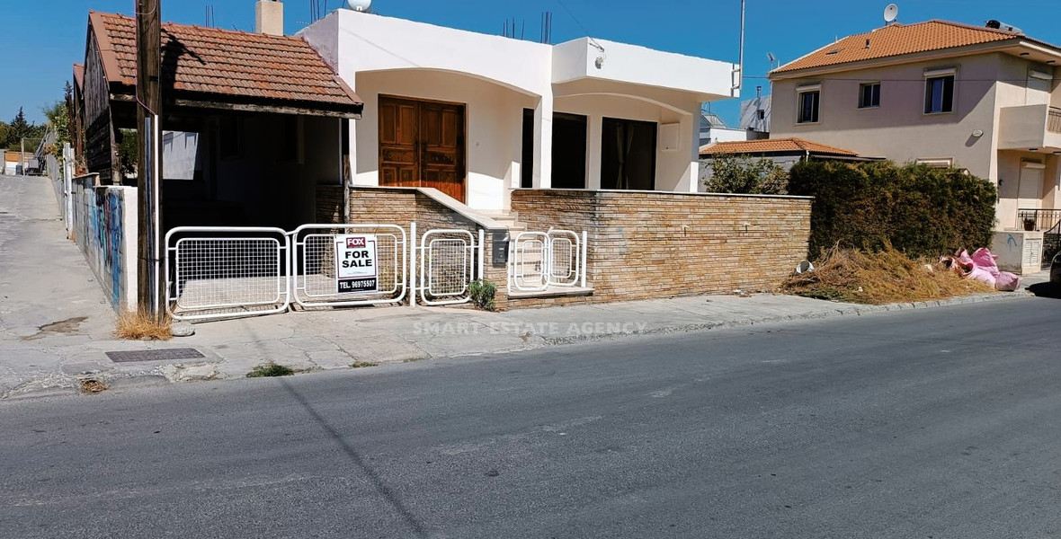 Large Residential Building Plot with House for Sale in Mesa Geitonia