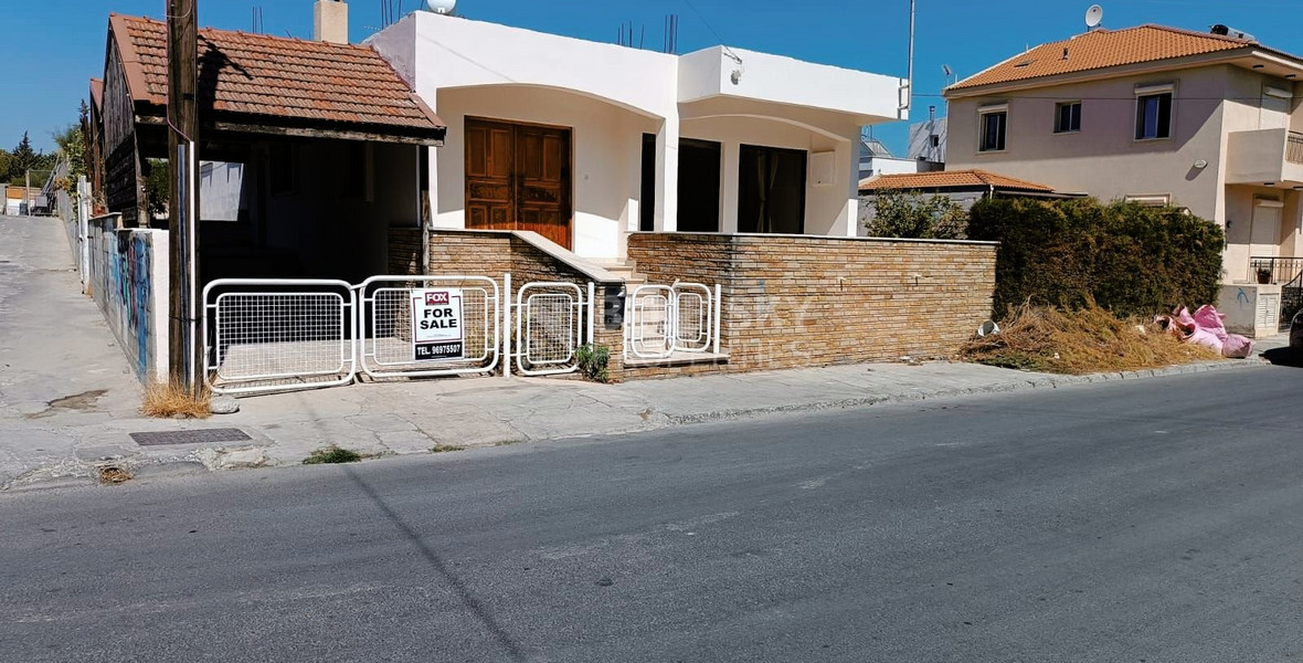 Large Residential Building Plot with House for Sale in Mesa Geitonia