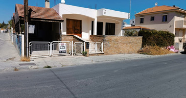 Large Residential Building Plot with House for Sale in Mesa Geitonia