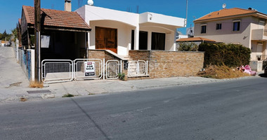 Large Residential Building Plot with House for Sale in Mesa Geitonia