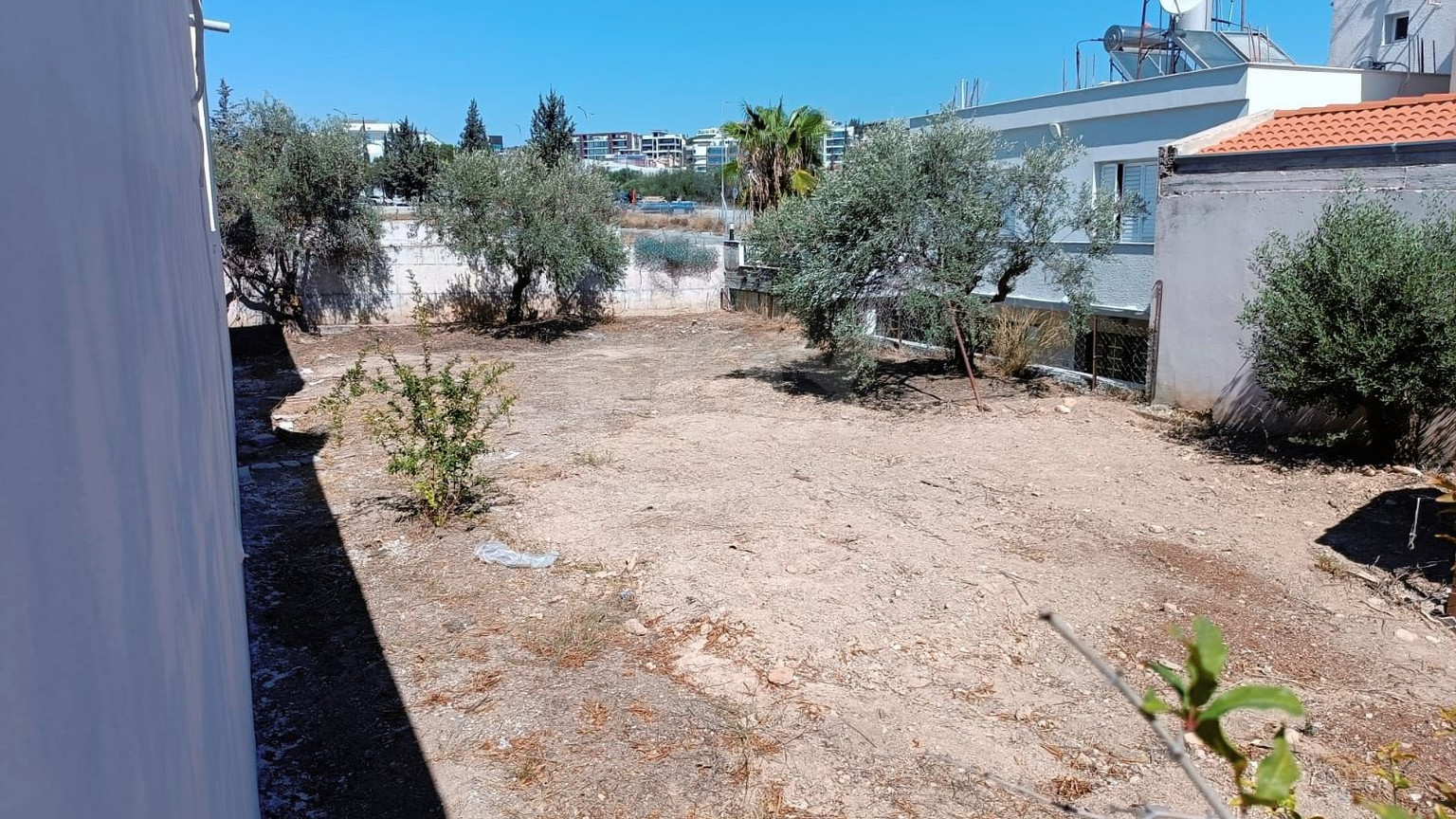 Large Residential Building Plot with House for Sale in Mesa Geitonia