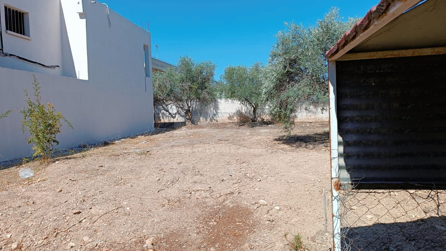 Large Residential Building Plot with House for Sale in Mesa Geitonia