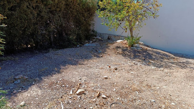Large Residential Building Plot with House for Sale in Mesa Geitonia