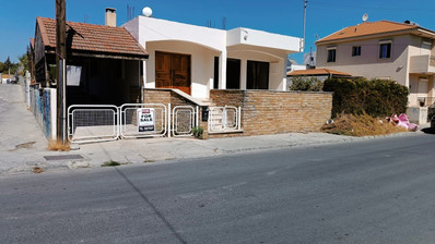 Large Residential Building Plot with House for Sale in Mesa Geitonia