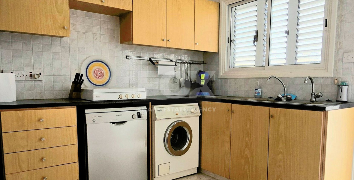 Stunning 2-Bedroom Top-Floor Apartment Close to the Beach in Kato Pafos