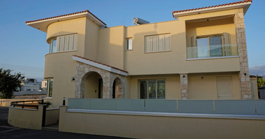 Luxury Three Bedroom Villa Just 400m from the Beach in Kissonerga, Paphos