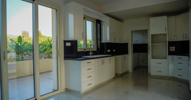 Luxury Three Bedroom Villa Just 400m from the Beach in Kissonerga, Paphos
