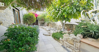 Charming three-Bedroom Stone Bungalow in Koili, Paphos