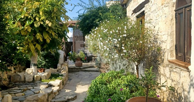 Charming three-Bedroom Stone Bungalow in Koili, Paphos