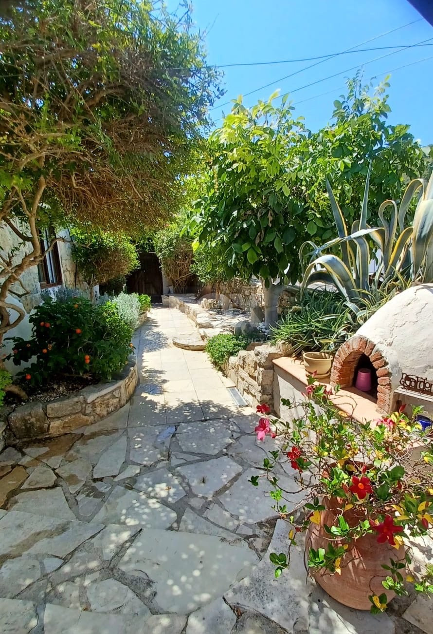 Charming three-Bedroom Stone Bungalow in Koili, Paphos