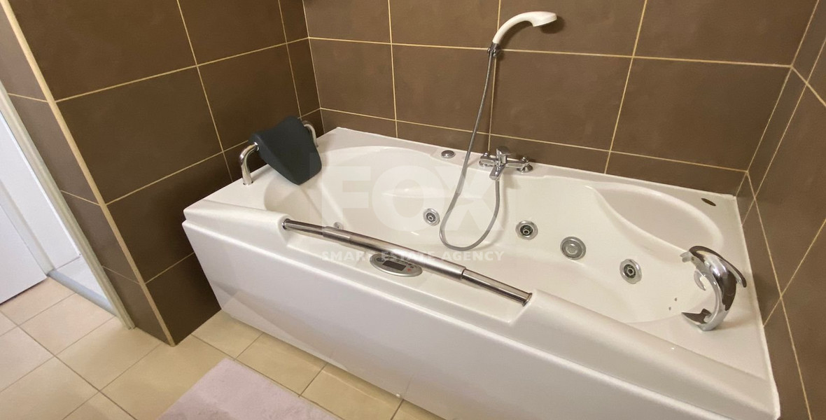 FOR RENT LARGE THREE-BEDROOM PENTHOUSE IN GERMASOGIA TOURIST AREA, JUST 50 METERS FROM THE BEACH