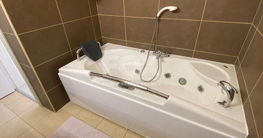 FOR RENT LARGE THREE-BEDROOM PENTHOUSE IN GERMASOGIA TOURIST AREA, JUST 50 METERS FROM THE BEACH