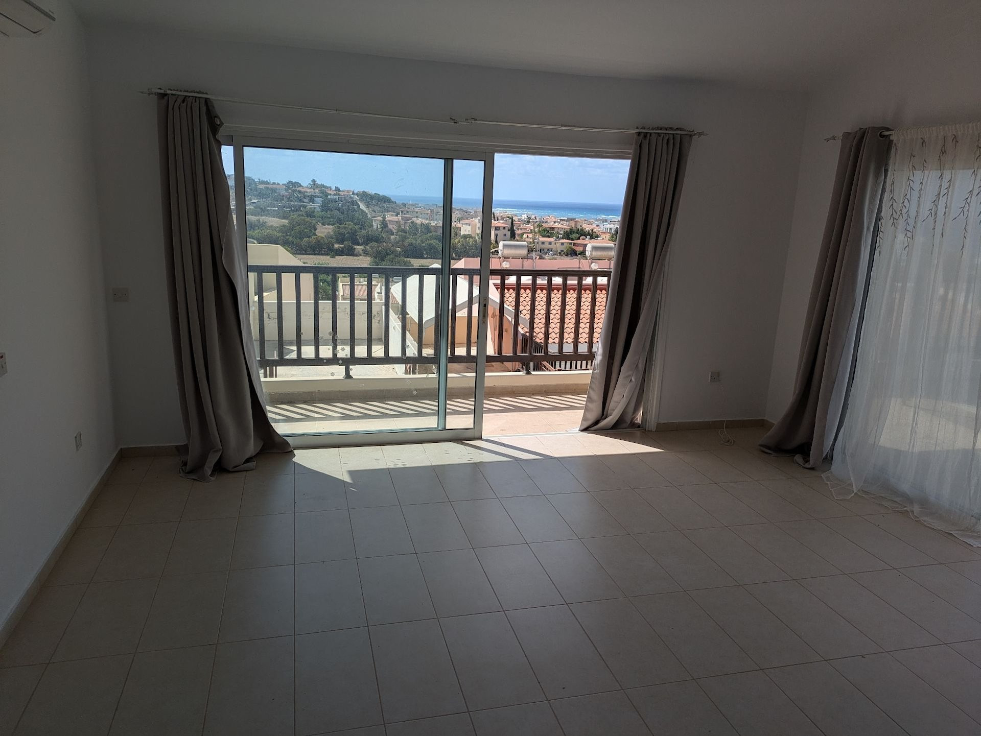 Mieszkanie 4 pokoi 215 m² Chloraka, Cypr