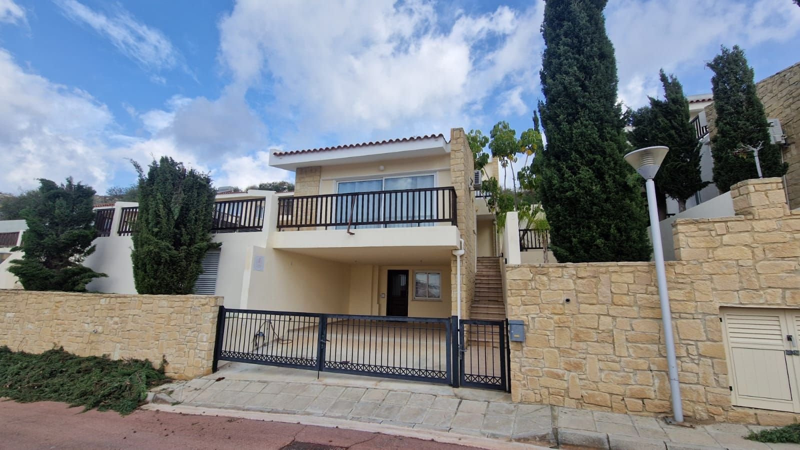 Mieszkanie 4 pokoi 215 m² Chloraka, Cypr