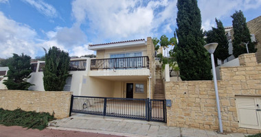 Stunning Four bedroom detached Villa with private swimming pool and unobstructed sea views located in Chloraka, Paphos