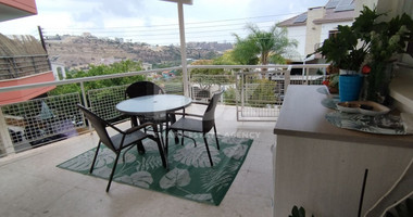 Spacious three bedroom apartment to let in Germasogeia