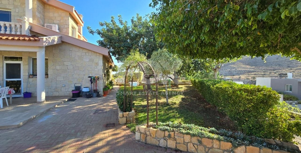 Spacious 5 Bedroom Villa with Private Pool in Fasoula, Limassol